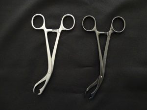 Chirurgisches Instrument | links nach der Aufbereitung | rechts mit Belagsbildung |